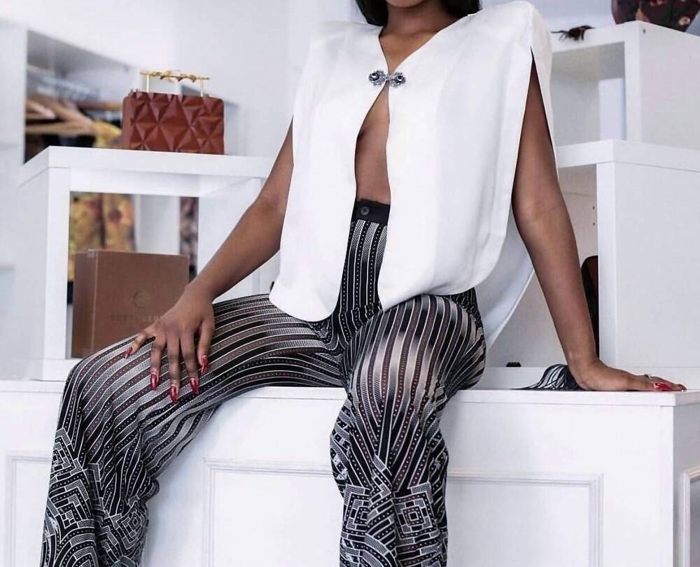 NEW J.KWAN open to danger top in white